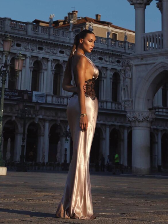 Sukienka Mysterious II satynowa pudrowa 