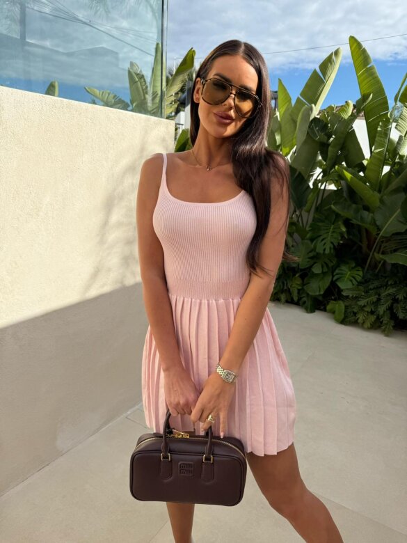 Sukienka Forrie prążkowana jasnopudrowa