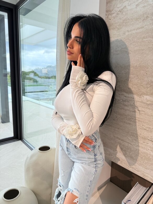 Bluzka Altiva z różami biała