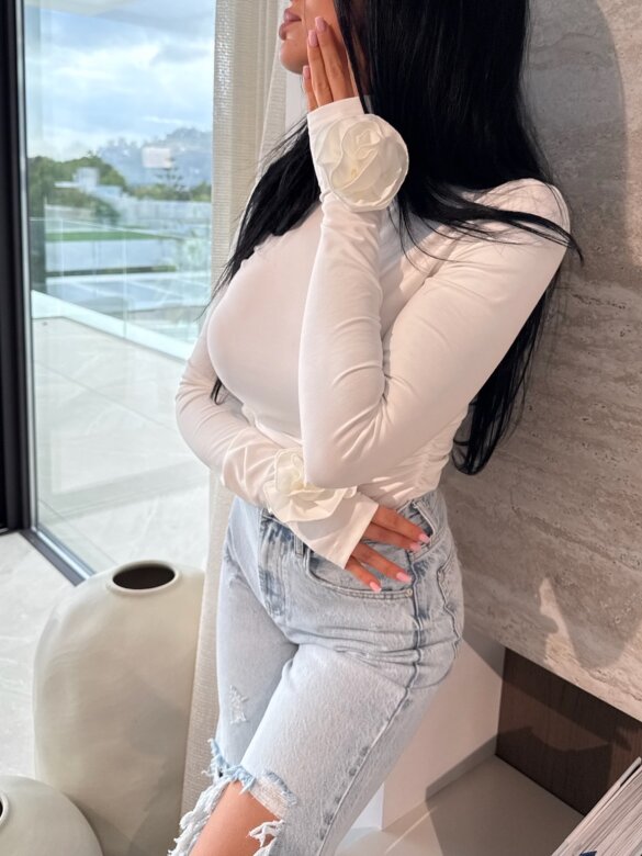 Bluzka Altiva z różami biała