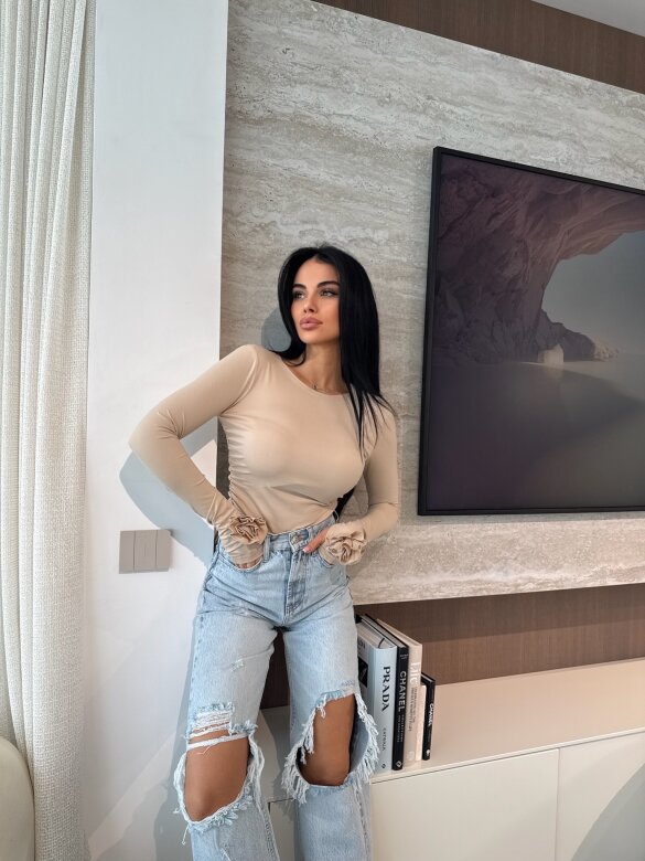 Bluzka Altiva z różami beżowa