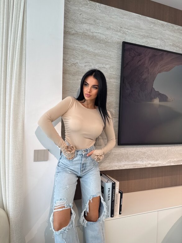 Bluzka Altiva z różami beżowa