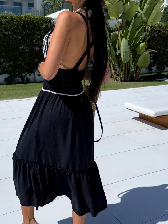 Sukienka Fergie z przeszyciami czarna