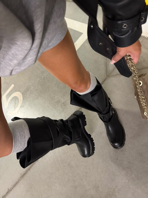 High Boots Libro black