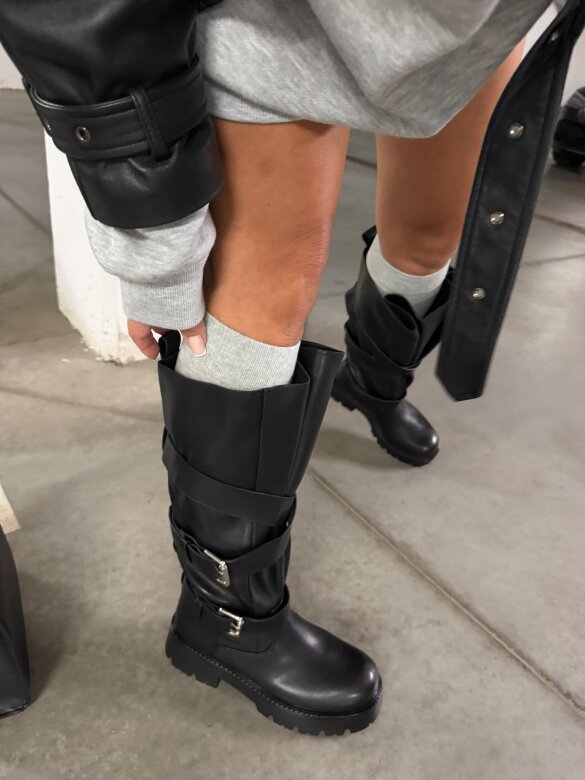 High Boots Libro black