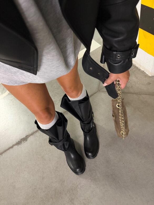High Boots Libro black