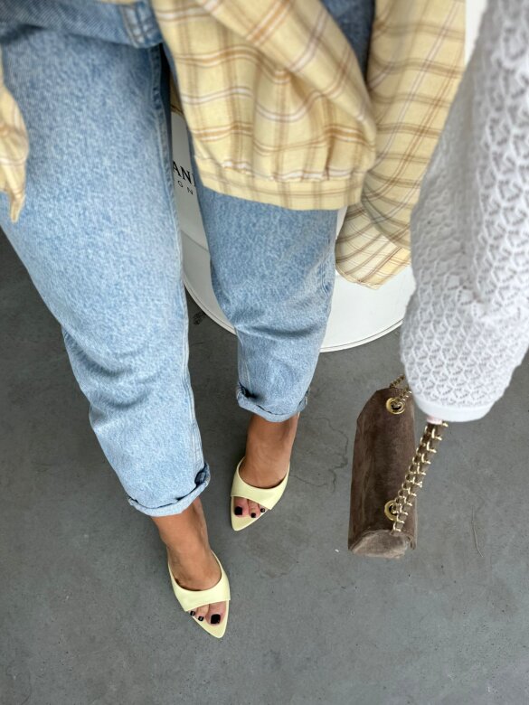 Klapki Posch na obcasie eko skóra cytrynowe