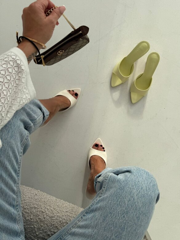 Klapki Posch na obcasie eko skóra białe