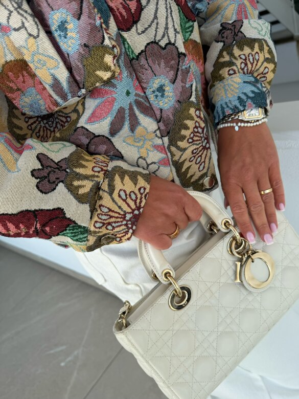 Kurtka Jardin short w kwiaty beżowa