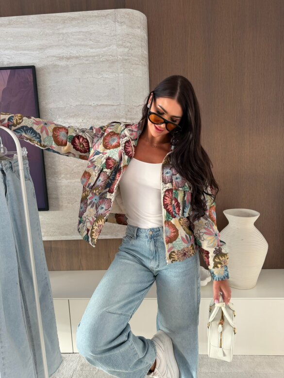 Kurtka Jardin short w kwiaty beżowa