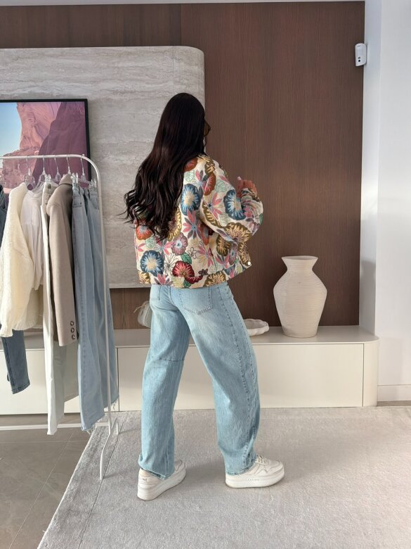 Kurtka Jardin short w kwiaty beżowa