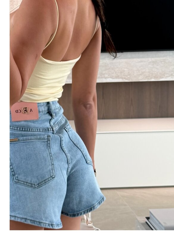 Top Mires butter yellow