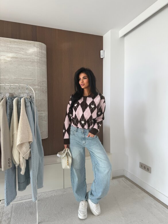 Sweter Pasion w serca czekoladowo-pudrowy