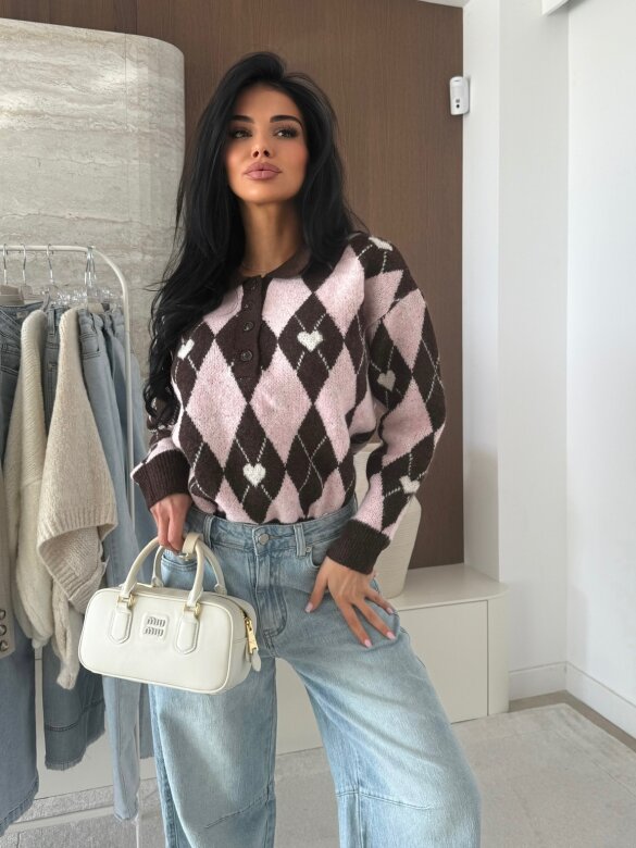 Sweter Pasion w serca czekoladowo-pudrowy