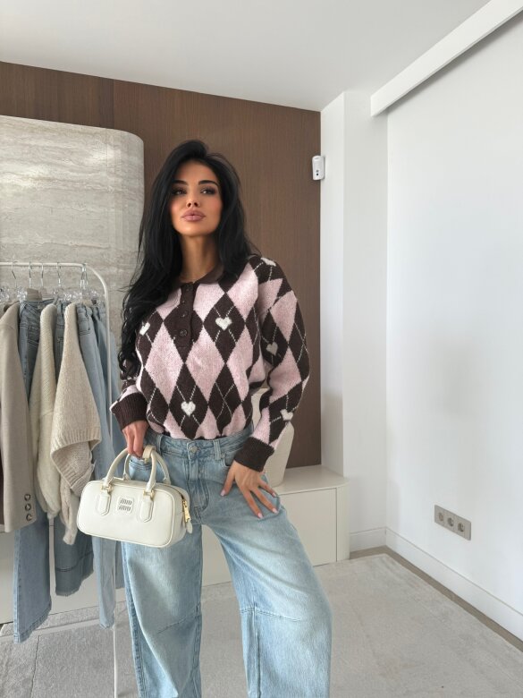 Sweter Pasion w serca czekoladowo-pudrowy