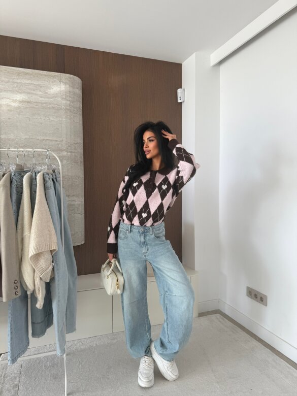 Sweter Pasion w serca czekoladowo-pudrowy