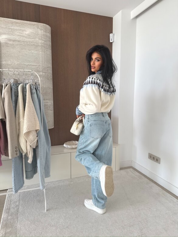 Sweter Rocio z kołnierzem biało-niebieski