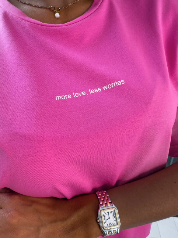 T-shirt More Love Less Worries fuksja