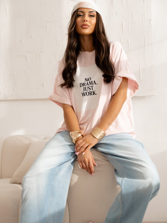 T-shirt No Drama Just Work pudrowy 