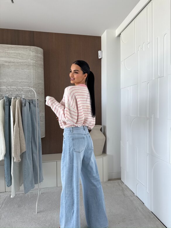 Sweter Dolce Vita w paski biało-pudrowy