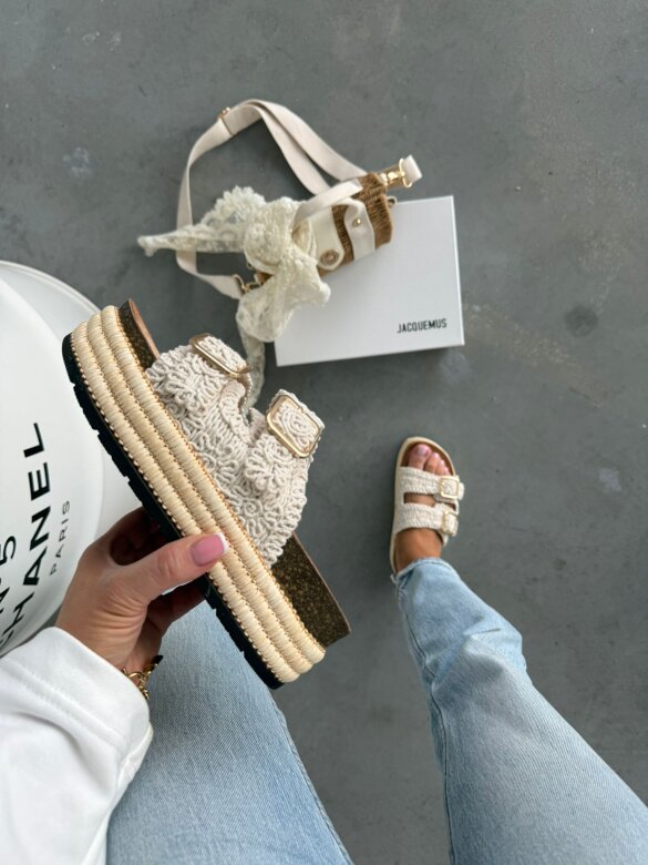 Klapki Bravino na platformie ecru