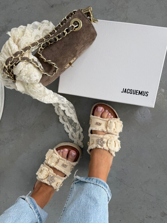  Flip-flops Salvero on the platform vanilla