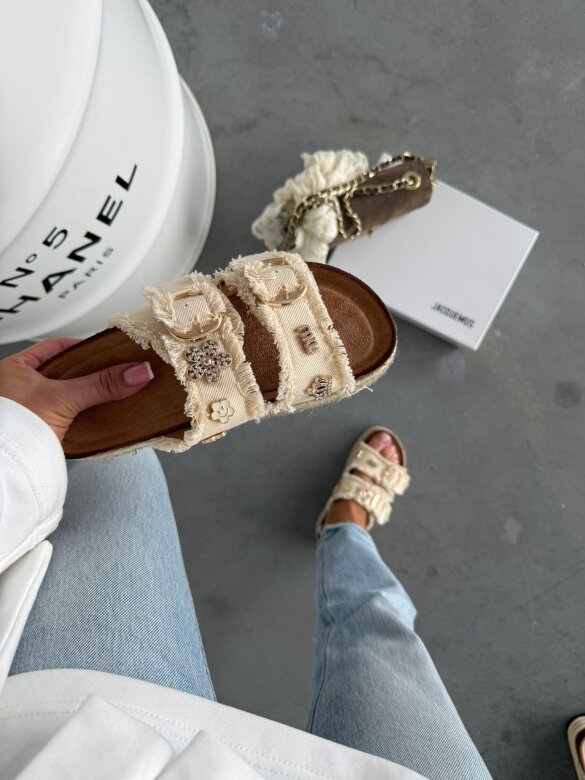  Flip-flops Salvero on the platform vanilla