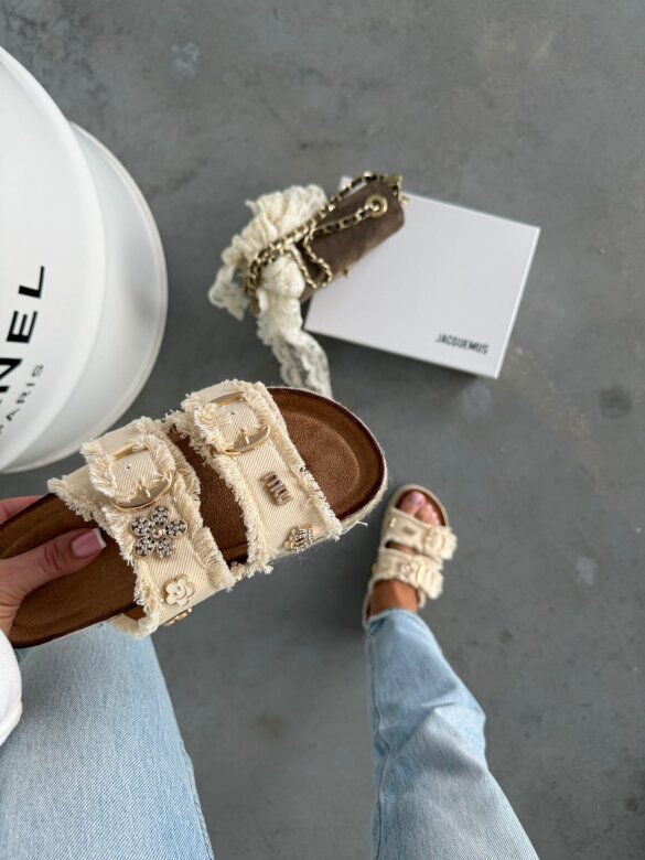  Flip-flops Salvero on the platform vanilla