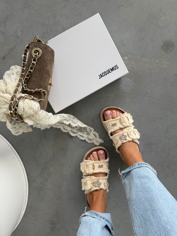  Flip-flops Salvero on the platform vanilla