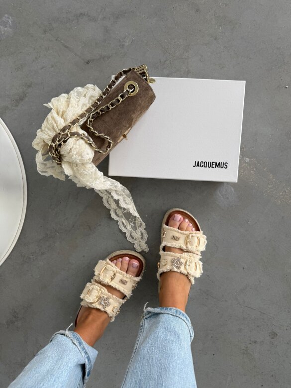  Flip-flops Salvero on the platform vanilla