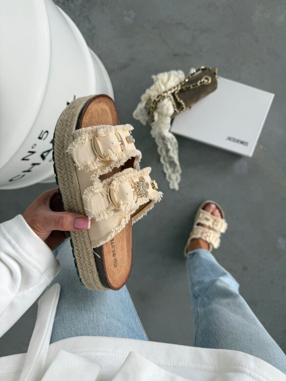  Flip-flops Salvero on the platform vanilla