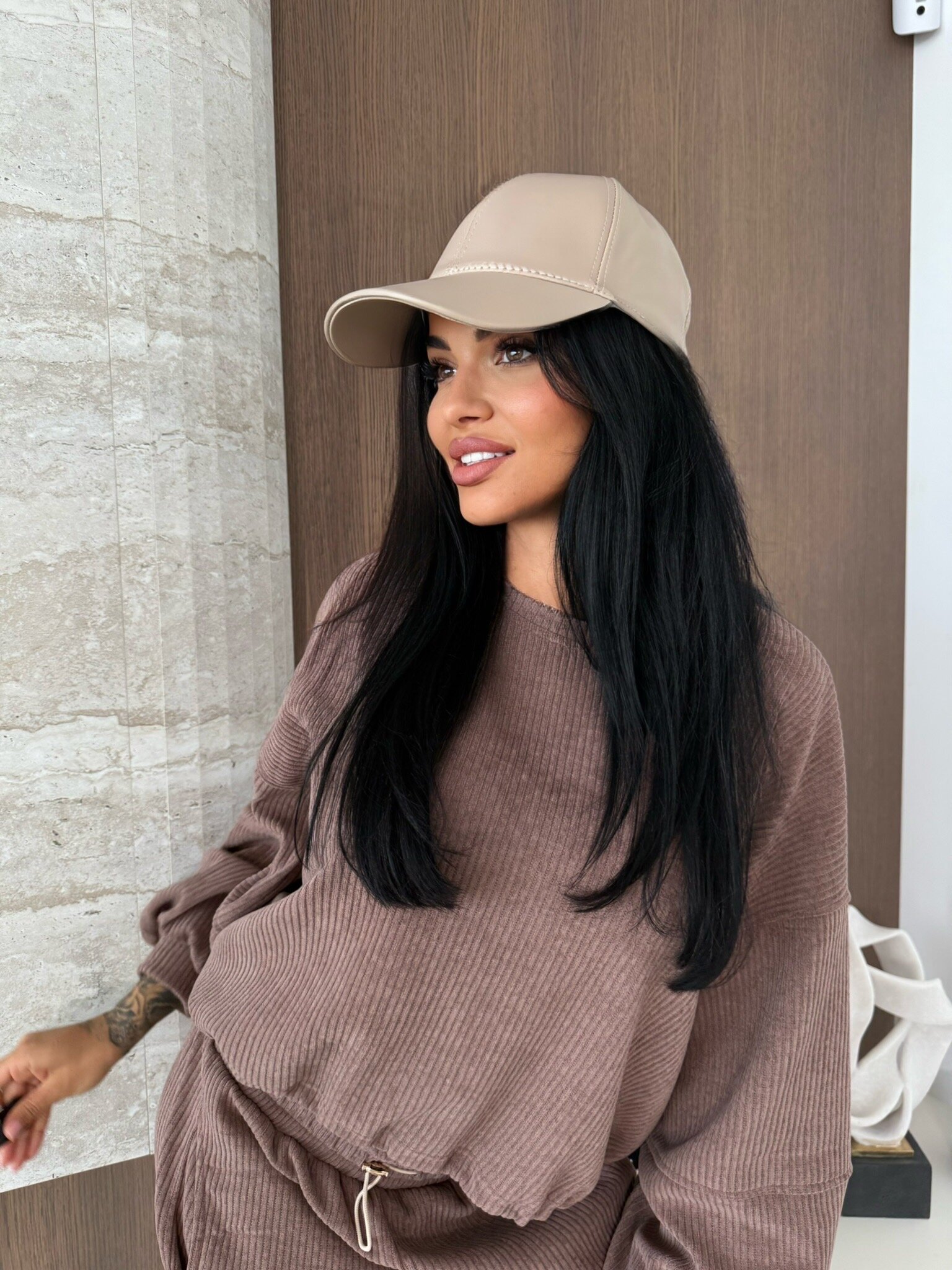 Czapka Gabrisse z daszkiem eko skóra beżowa 