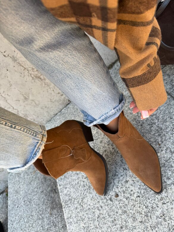 Botki Selorra kowbojki zamszowe karmelowe 