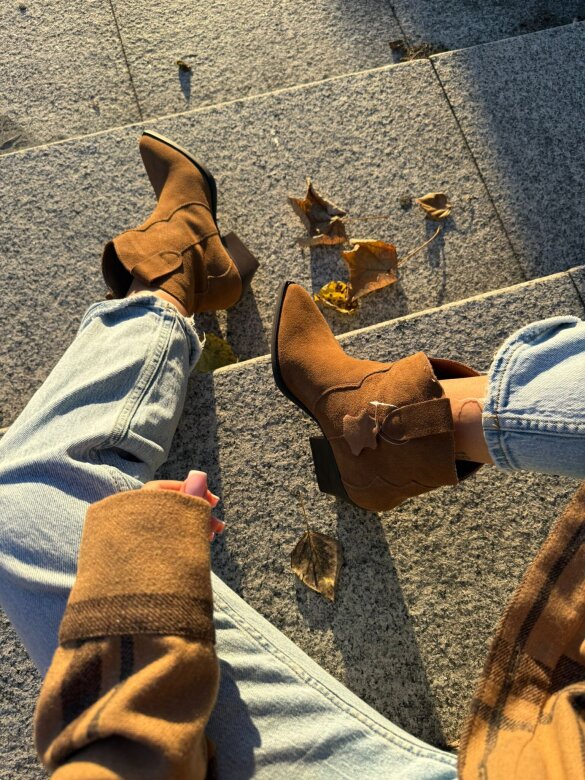 Botki Selorra kowbojki zamszowe karmelowe 