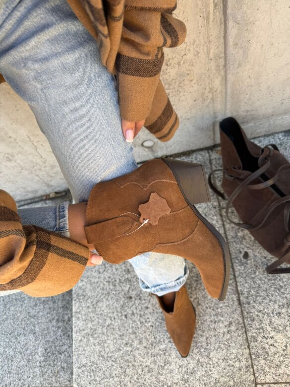 Botki Selorra kowbojki zamszowe karmelowe 