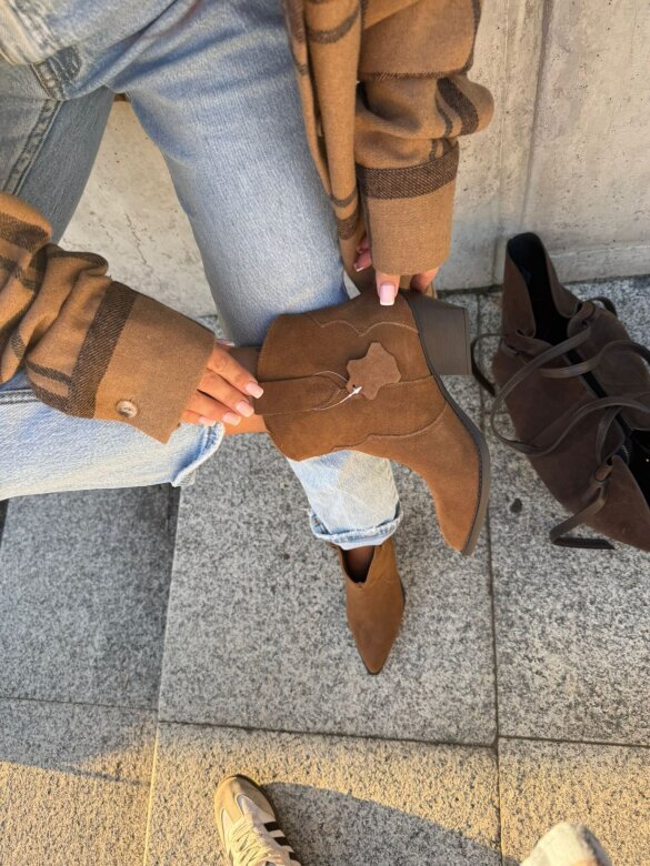 Botki Selorra kowbojki zamszowe karmelowe 