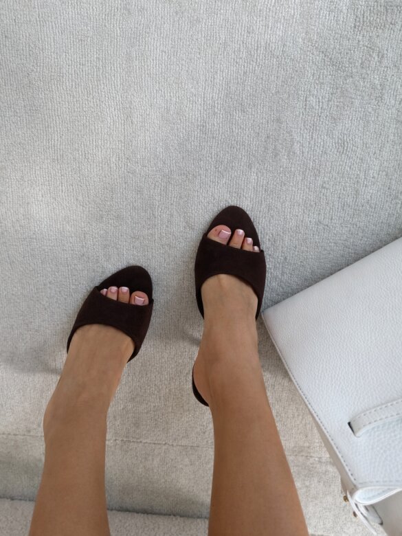 Klapki Posch na obcasie eko zamsz czekoladowe 