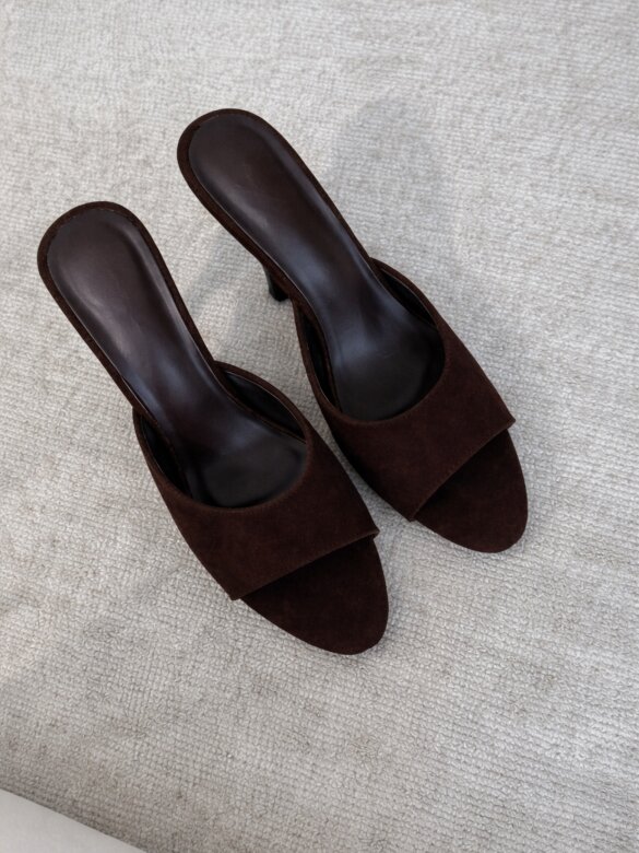 Klapki Posch na obcasie eko zamsz czekoladowe 