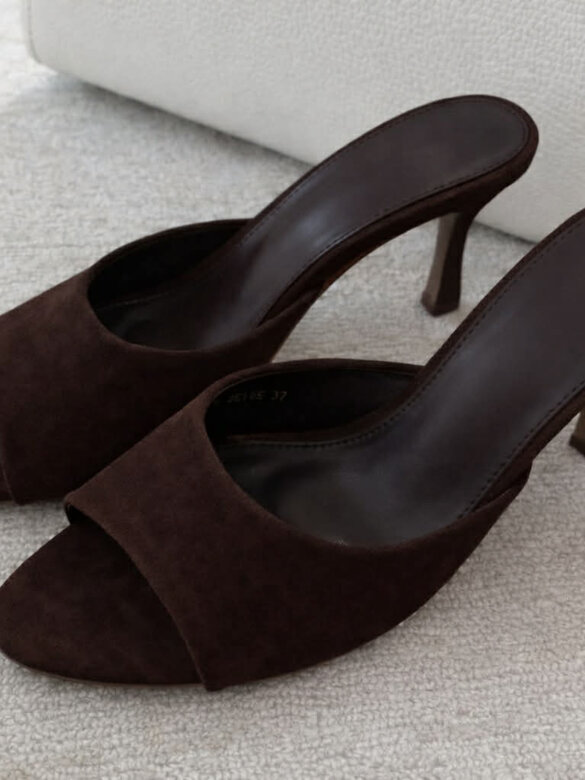 Klapki Posch na obcasie eko zamsz czekoladowe 