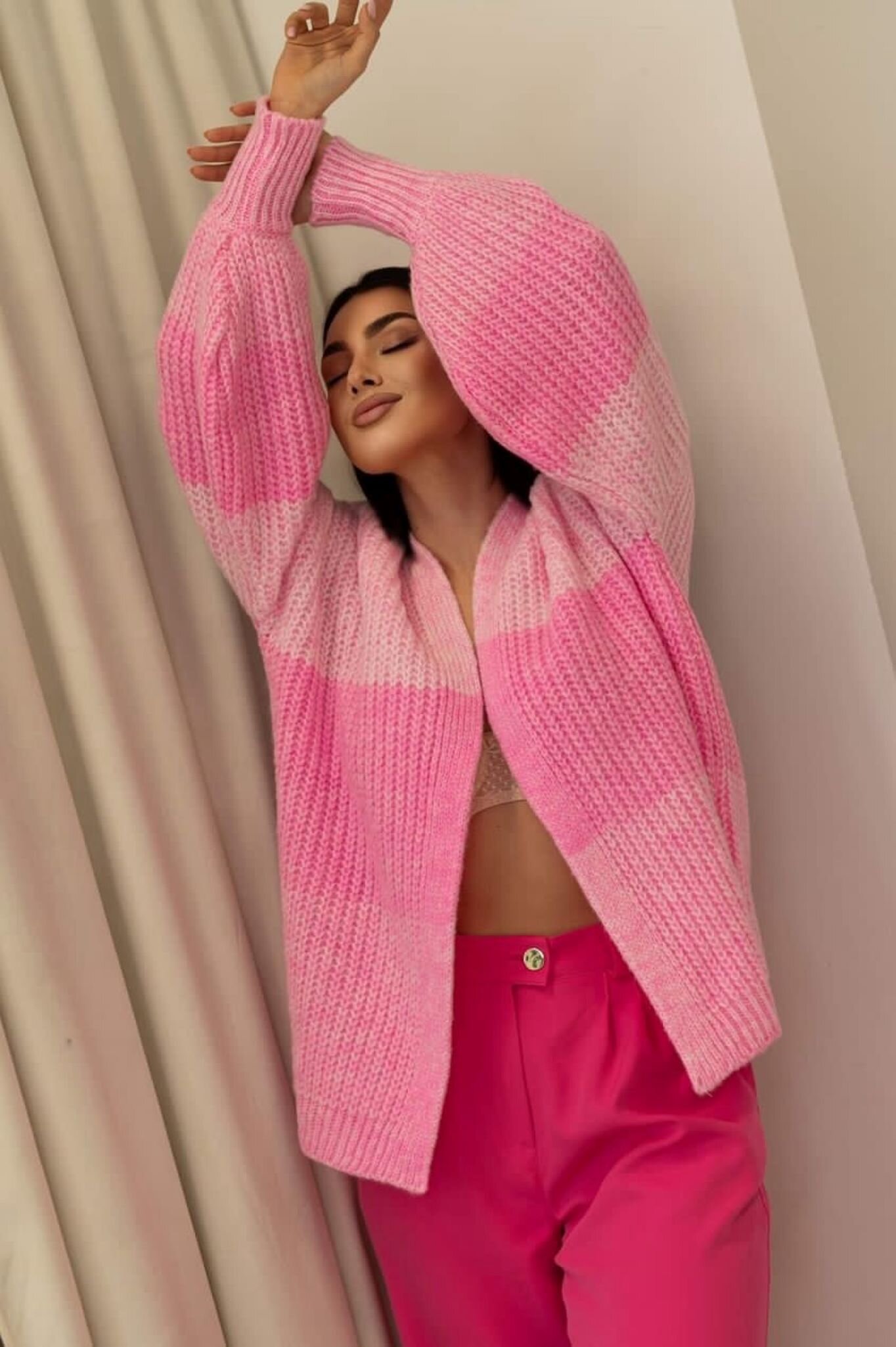 Sweter Bellas Artes w paski różowo-pudrowy