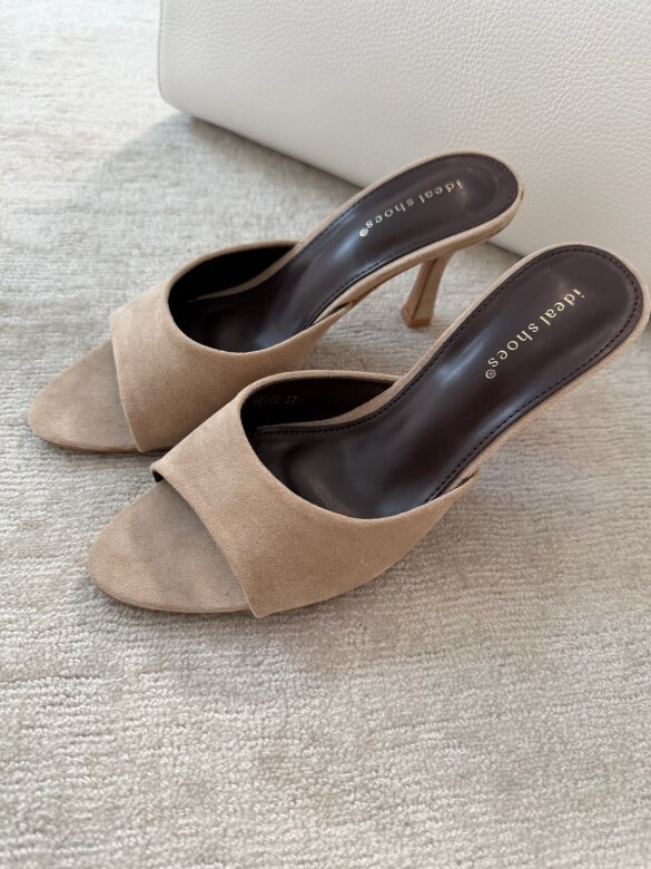 Klapki Posch na obcasie zamszowe jasnobeżowe