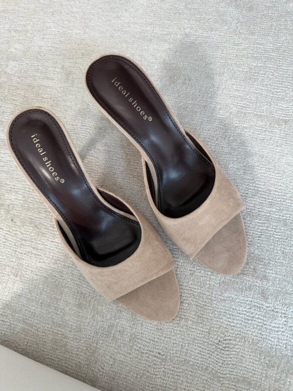 Klapki Posch na obcasie zamszowe jasnobeżowe