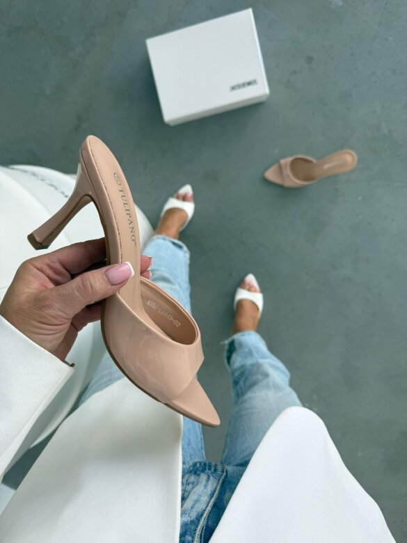 Klapki Posch na obcasie lakierowane nude 