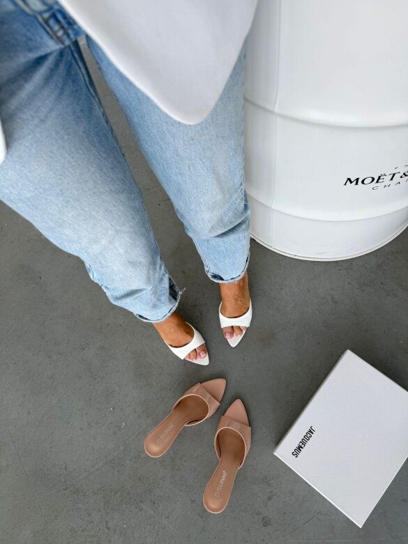 Klapki Posch na obcasie lakierowane nude 