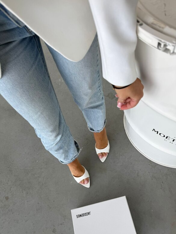 Klapki Posch na obcasie lakierowane białe 