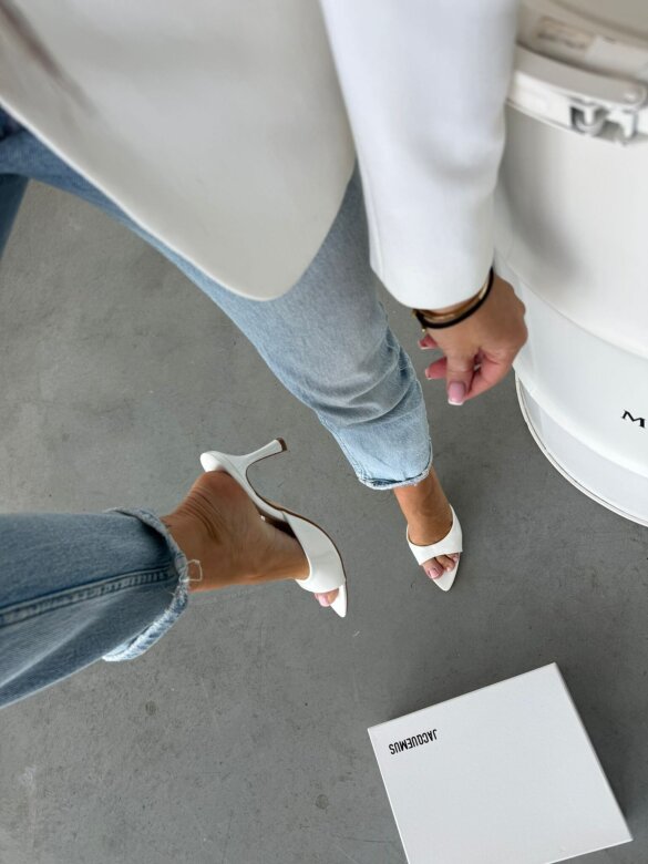 Klapki Posch na obcasie lakierowane białe 