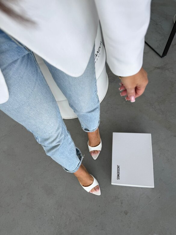 Klapki Posch na obcasie lakierowane białe 