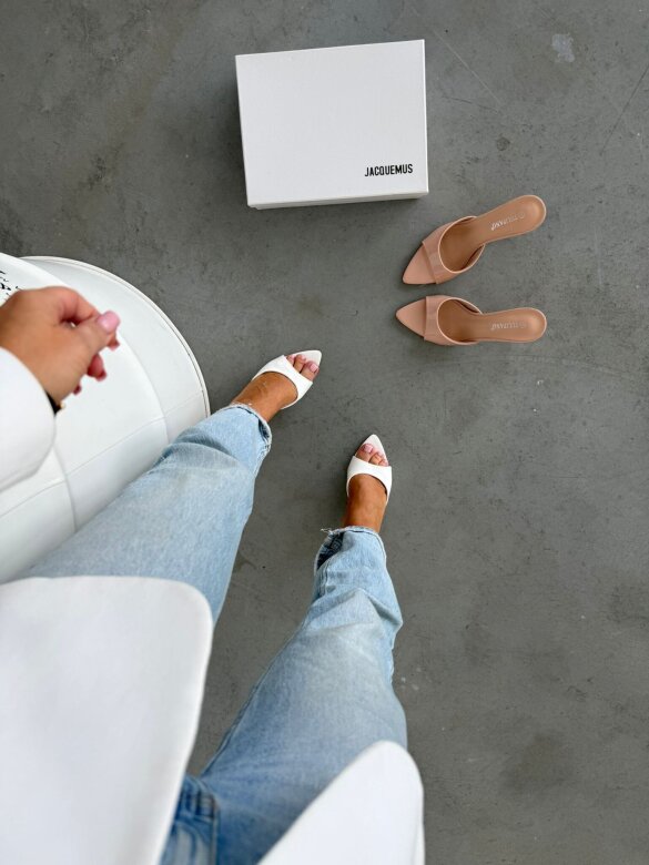 Klapki Posch na obcasie lakierowane białe 