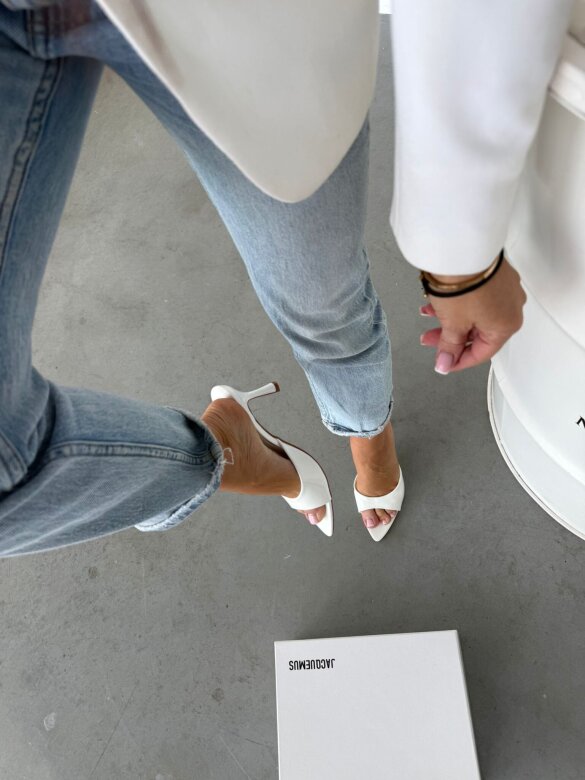 Klapki Posch na obcasie lakierowane białe 