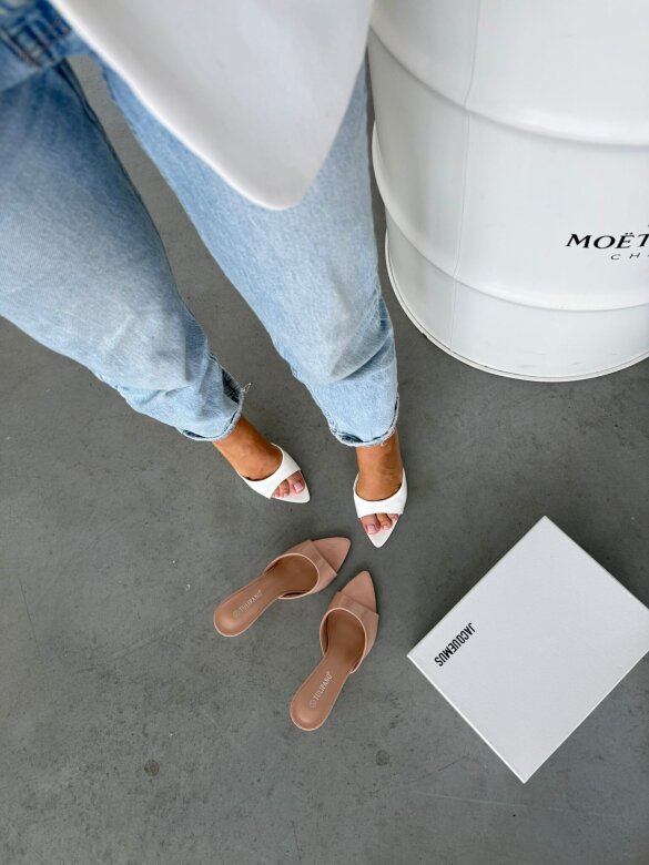 Klapki Posch na obcasie lakierowane białe 